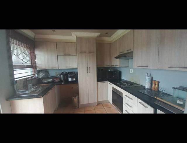 4 BEDROOM HOUSE FOR SALE IN THE ORCHARDS